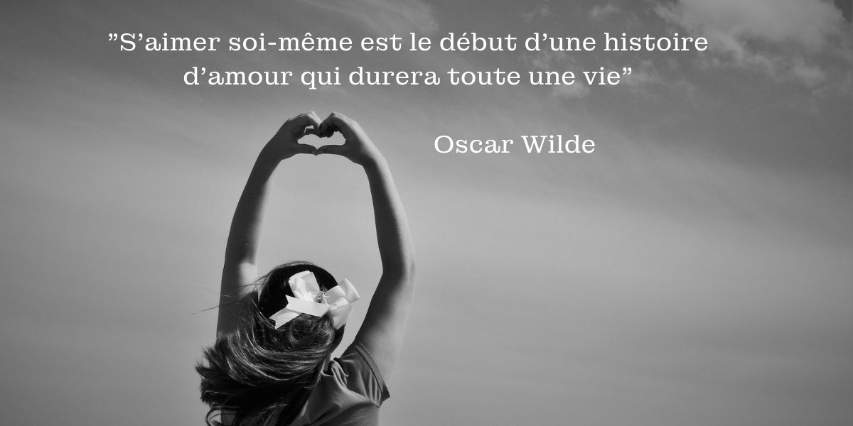 fille qui forme un coeur avec ses mains avec le proverbe "s'aimer soi-même est le début d'une histoire d'amour qui durera toute une vie" d'Oscar Wilde illustrant la thérapie cognitive et comportementale et la thérapie assistée par l'animal pour le bien-être 