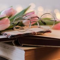 lunettes sur une pile de livres psychothérapie cognitive et comportementale