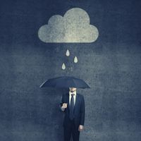 image avec un homme qui tient un parapluie sous un nuage de pluie gestion des émotions thérapie cognitive et comportementale tcc