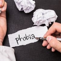 phobie écrit sur une feuille illustrant le traitement des troubles anxieux et phobies par la thérapie cognitive et comportementale tcc